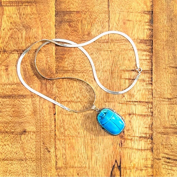 ✨VINTAGE✨ Egyptian tourist trade necklace, ceramic scarab with silver chain. - Picture 4 of 4